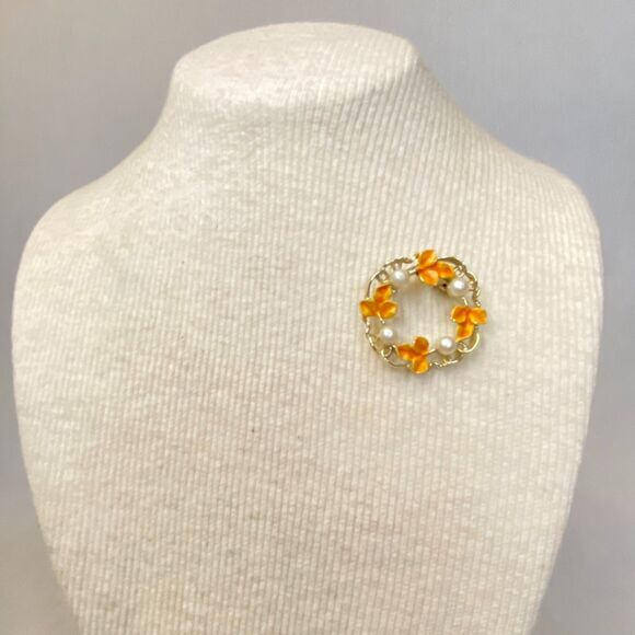 Gerry's Wreath Brooch Enamel Orange Ivy Petals With Pearleque Beads - Picture 1 of 7